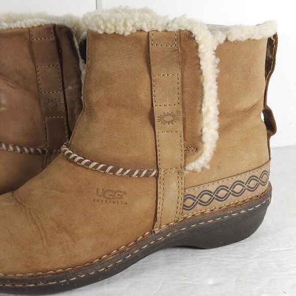 UGG Women's Cove US 7 Brown Leather Shearling Lined Ankle Winter Boots - Picture 2 of 16